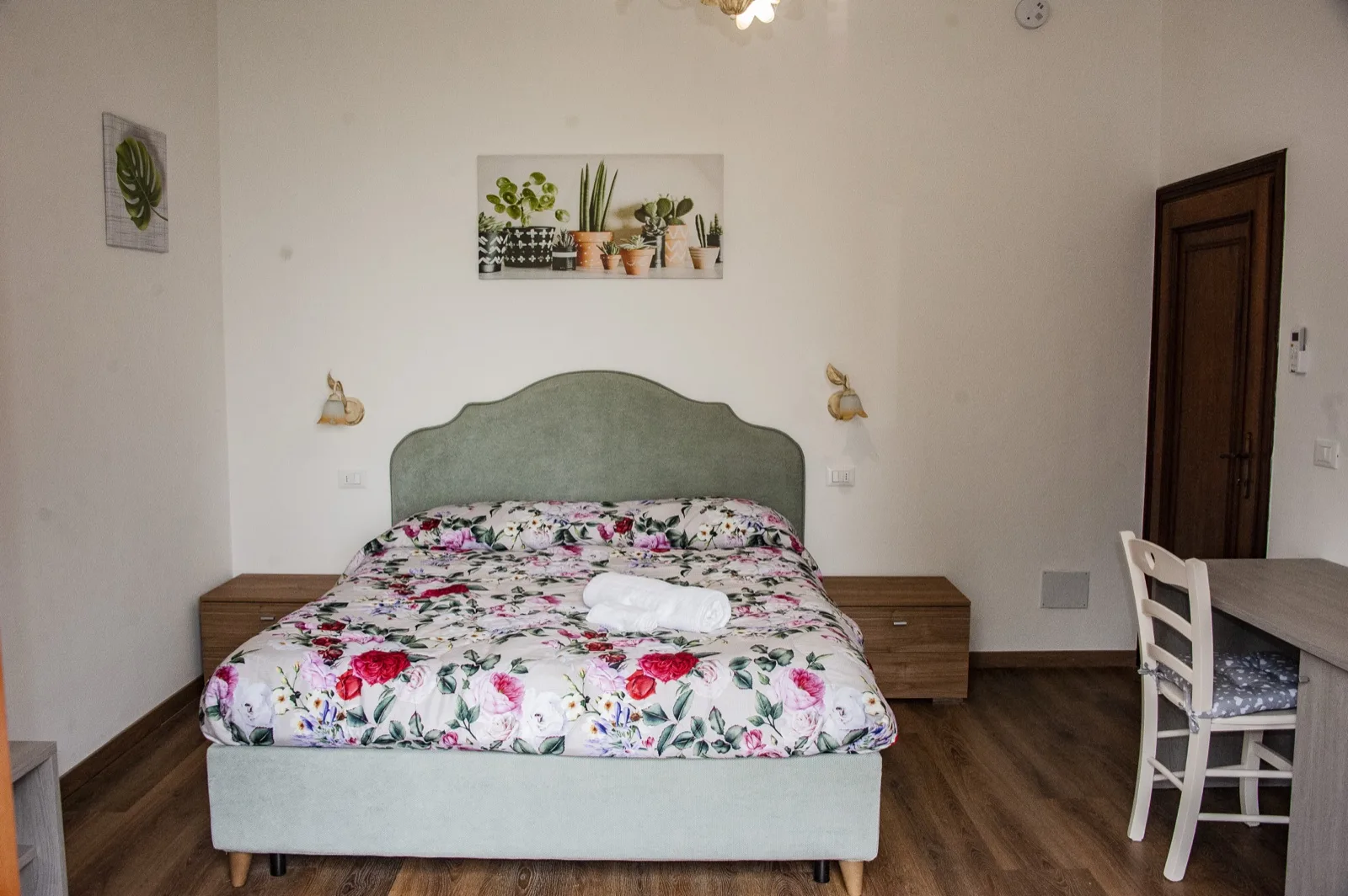 Letto matrimoniale della Camera Smeraldo con testiera verde salvia
